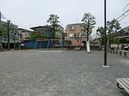 上平間公園 600m 住宅街に立地する見通しの良い公園。お子様の毎日の遊び場におススメです。