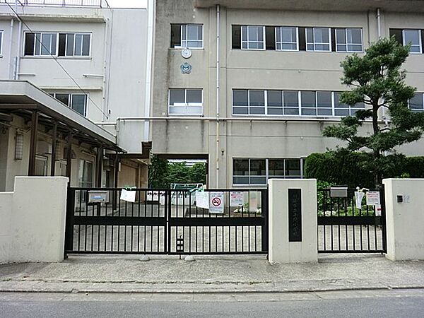 川崎市立平間小学校　750m　徒歩10分。小学校が近いのは子育てファミリーにもおすすめのポイントです。