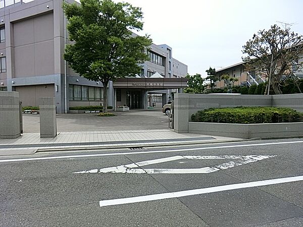 川崎市立平間中学校　750m　徒歩10分。部活などで帰りが遅くなっても安心の距離です。