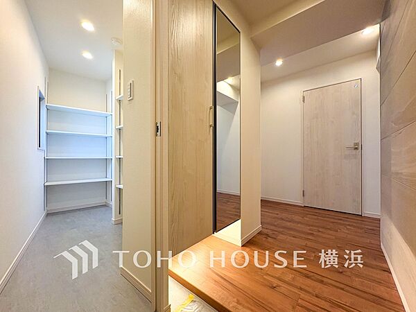 上質感漂う玄関と廊下。居住者の帰り、訪れる方を優しく迎えてくれます。