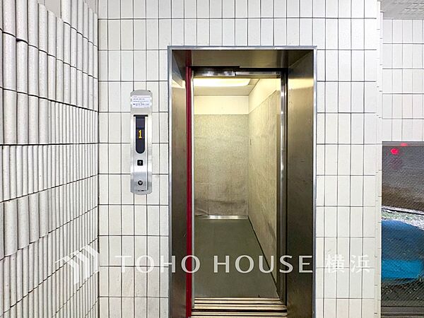 大きな荷物やお買い物帰りの重い荷物にも安心のエレベーター。