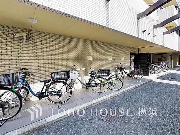 屋根付きの駐輪スペースは、雨風から大事な愛車を守ってくれます。