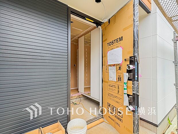 お住まいの顔となる玄関。住まう方のプライドを満たすクオリティを備えています。（2026年5月撮影）