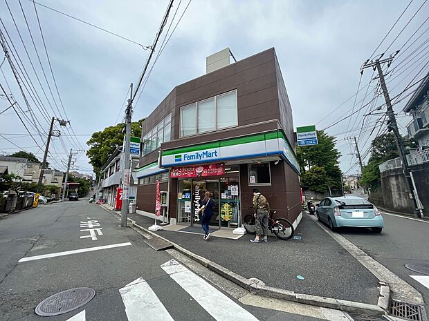 ファミリーマート横浜常盤台店 90m 24時間営業。近くにあるとちょっとした買い物にも便利ですね。