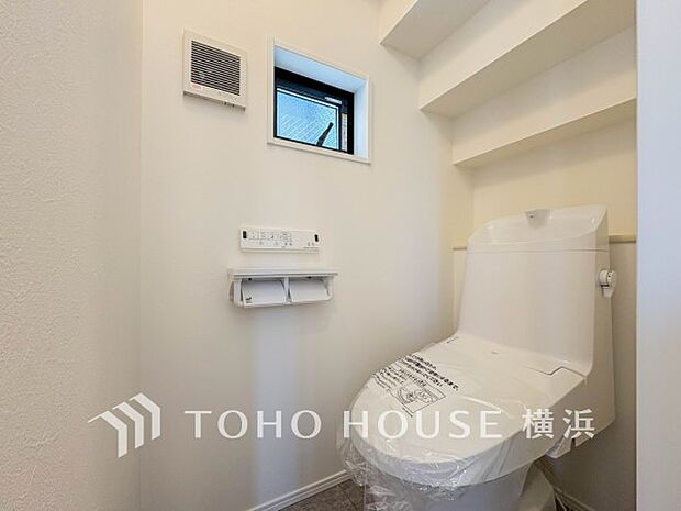 換気と明るさに配慮した、清潔感溢れるトイレ。落ち着いた空間で安らぎのひとときをお過ごしいただけます。