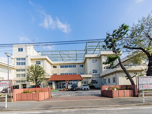 横浜市立万騎が原中学校 1200m 徒歩15分。部活などで帰りが遅くなっても安心の距離です。