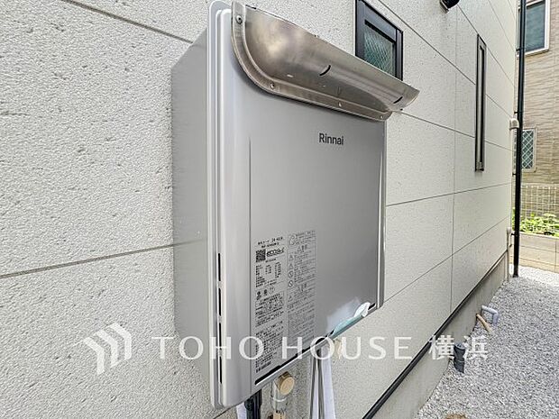 キッチンやシャワーなどの給湯と、自動湯はりやおいだき機能を備えた給湯器。