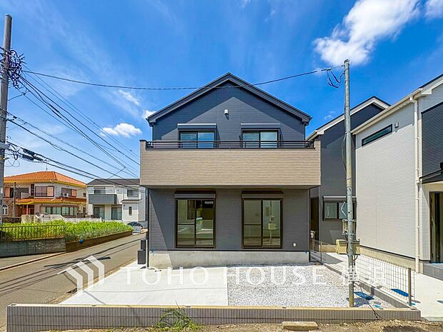 爽やかな青空の下に贅沢なほどに降り注ぐ陽光、豊かな居住性と、クオリティが見事に調和した住空間。
