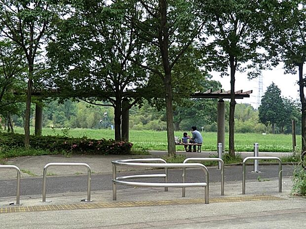 太尾見晴らしの丘公園 2700m その名の通り、良い眺めの公園。芝生の敷き詰められた広場には、たくさんのユニークな遊具があります。