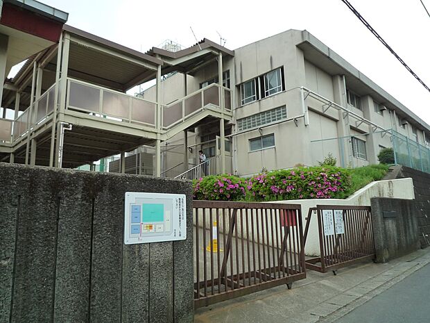 横浜市立田奈中学校 500m 徒歩7分。部活などで帰りが遅くなっても安心の距離感です。