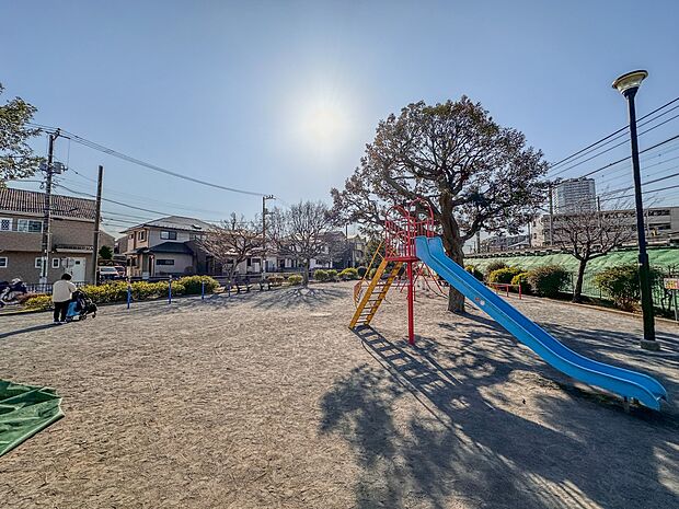 長津田第二公園 46m 住宅街に立地する見通しの良い公園。