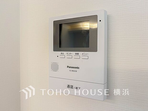 誰が来てもわかる様にモニター付きインターホンを設置。快適と安らぎを合わせた優しい設計。