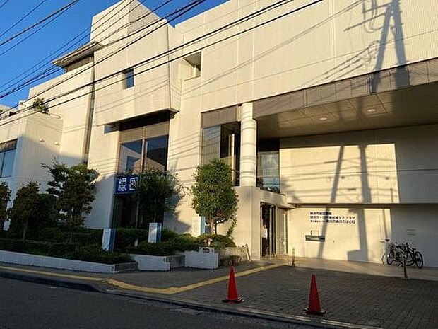 横浜市緑図書館 1300m 横浜市緑区にある、十日市場駅から徒歩圏内の公立図書館です。テラス席のある開放的な空間が魅力。