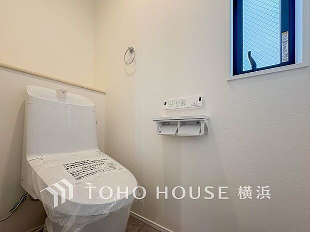 換気と明るさに配慮した、清潔感溢れるトイレ。落ち着いた空間で安らぎのひとときをお過ごしいただけます。
