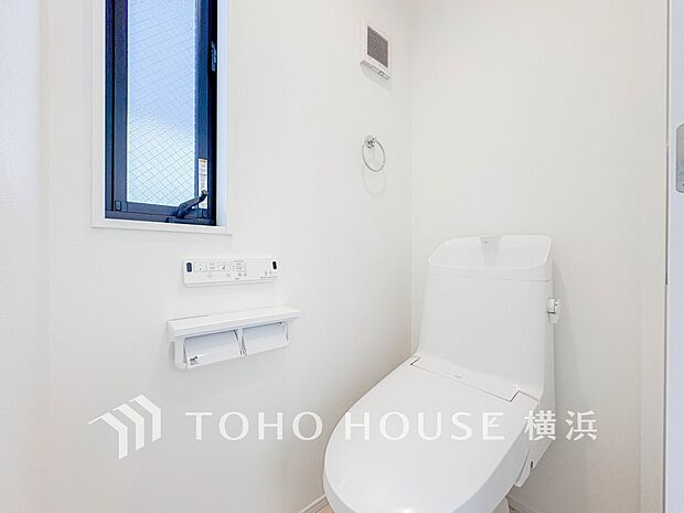 換気と明るさに配慮した、清潔感溢れるトイレ。落ち着いた空間で安らぎのひとときをお過ごしいただけます。