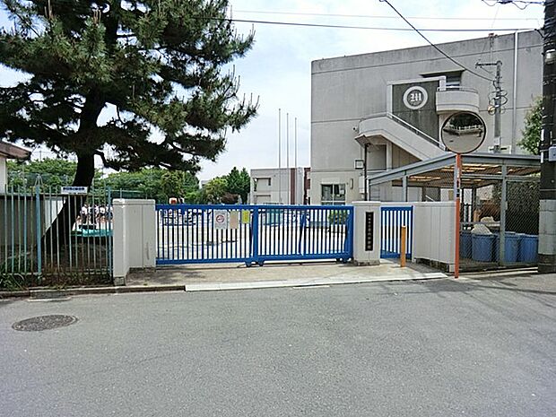 川崎市立宮内中学校 550m 徒歩7分。部活などで帰りが遅くなっても安心の距離です。