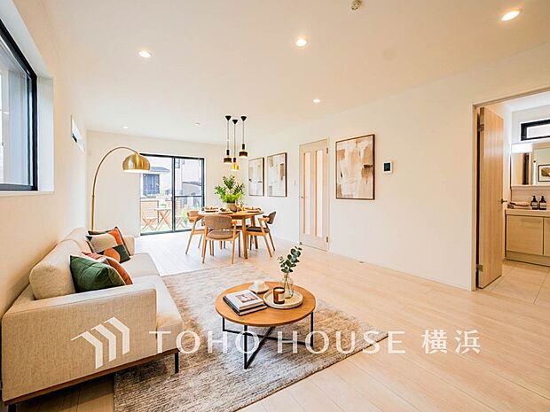 和やかで洗練された空間の演出。※生成AIによるイメージです。家具・小物は販売価格に含まれません。