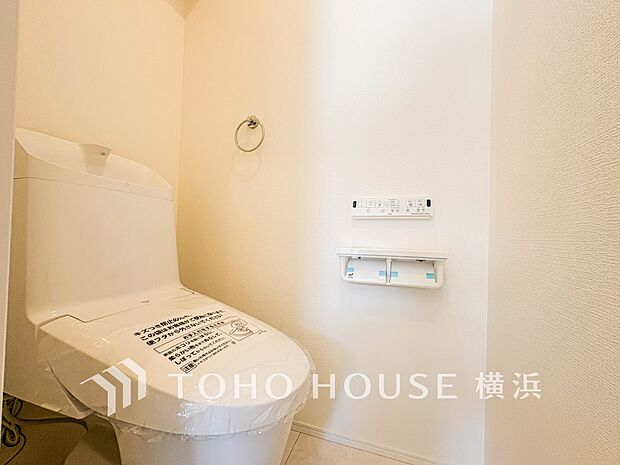 清潔感溢れるトイレ。落ち着いた空間で安らぎのひとときをお過ごしいただけます。