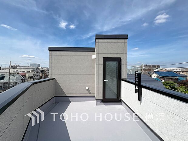大空と眺望を心ゆくまで楽しめます。広々としたオープンエア空間が開放感あふれる毎日を演出。