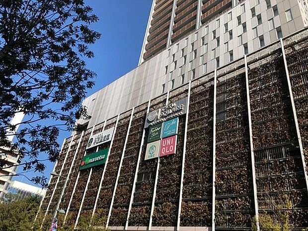 武蔵小杉東急スクエア 1500m 駅直結。ショッピングやグルメが楽しめるます。4階展望デッキは10種類以上の電車を見ることができます。