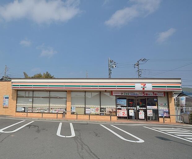 セブンイレブン横浜戸塚町店 450m 24時間営業。近くにあるとちょっとした買い物にも便利ですね。