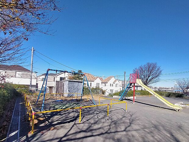 港南台原公園 180m 遊具は柵に囲まれた砂場、滑り台、ブランコ、高さが三段階ある鉄棒があります。