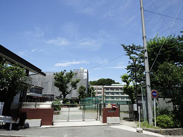 横浜市立永田中学校　500m　徒歩7分。部活などで帰りが遅くなっても安心の距離です。 