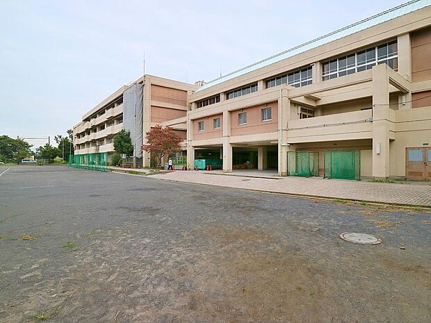 横浜市立仲尾台中学校 850m 徒歩11分。部活などで帰りが遅くなっても安心の距離です。