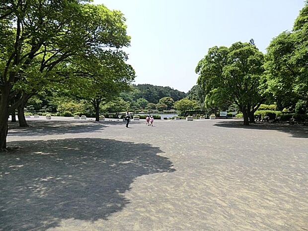 こども自然公園　550m　大きな池がある公園。アスレチックエリアや『ちびっこ動物園』など、ファミリーで賑わいます。     