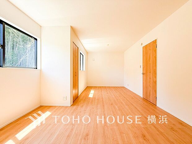 一日の疲れをいやしてくれる寝室。時を忘れて過ごす場所として過ごせるお部屋。