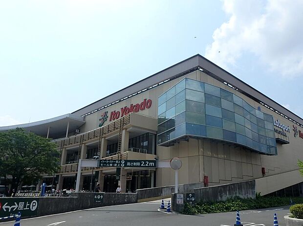 イトーヨーカドーららぽーと横浜店　1400m　大型ショッピングモール内にある店舗。駅前なのでお仕事やお出かけの帰りのお買い物にも便利です。 