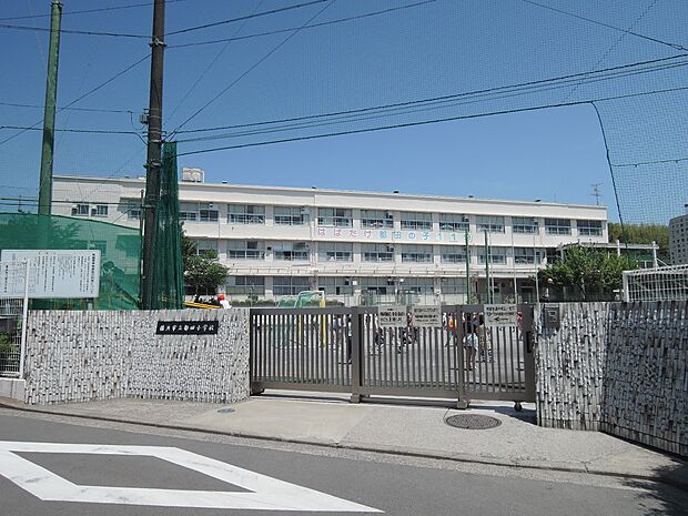 横浜市立都田小学校 800m 徒歩10分。小学校が近いのは子育てファミリーにもおすすめのポイントです。