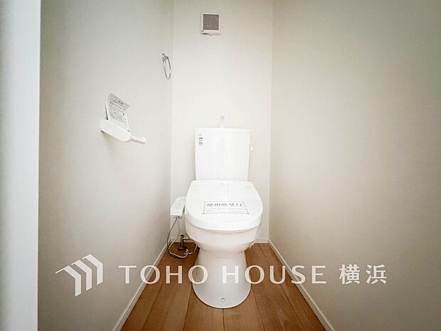 清潔感溢れるトイレ。落ち着いた空間で安らぎのひとときをお過ごしいただけます。