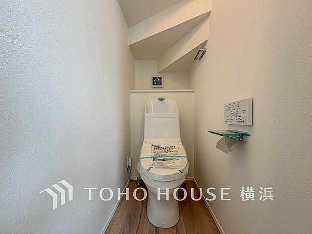 清潔感溢れるトイレ。落ち着いた空間で安らぎのひとときをお過ごしいただけます。