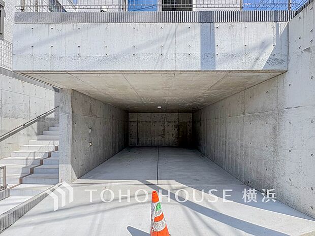雨や紫外線から大切な愛車を守る地下車庫はセキュリティ面も安心です。