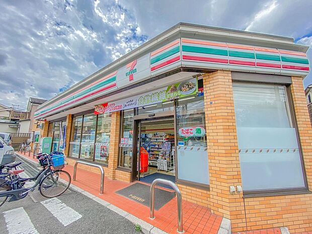 セブンイレブン横浜笹堀店 800m お手軽に食べれる食品や日用品雑貨などを扱う便利なコンビニ。
