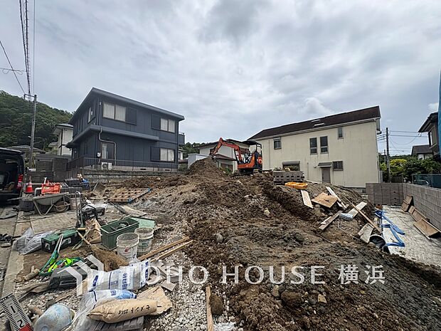 青空が広がる開放的な立地です。お子様とのびのび暮らせる新しい街並みが魅力です。(2026年6月撮影)
