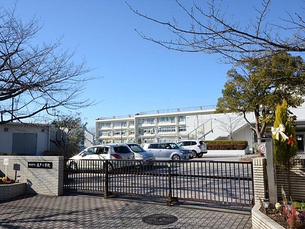 横浜市立庄戸小学校 500m 徒歩7分。小学校が近いのは子育てファミリーにもおすすめのポイント。
