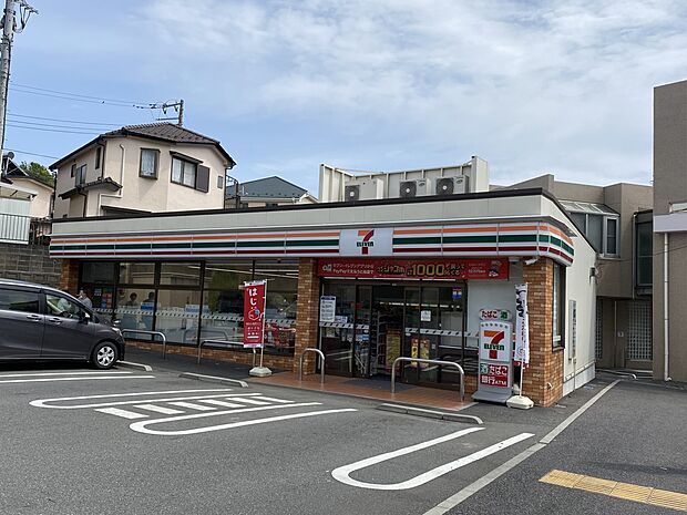 セブンイレブン横浜栄長倉町店 1200m オリジナルブランド商品やホットスナック・コーヒーも人気です。
