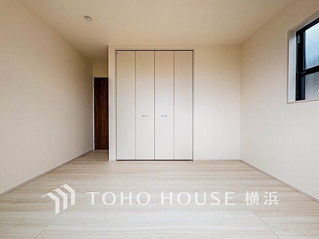 一日の疲れをいやしてくれる寝室。時を忘れて過ごす場所として過ごせるお部屋。