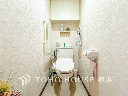 清潔感溢れるトイレ。落ち着いた空間で安らぎのひとときをお過ごしいただけます。
