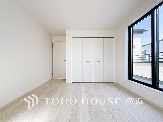 心地よい光と風があふれています。プライベートな自分時間を快適に過ごせるお部屋。