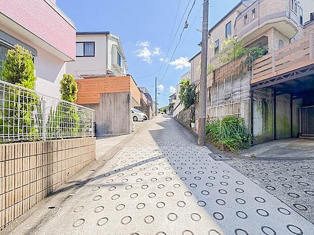 穏やかな住環境で子育てファミリーにもおすすめです。（2026年6月撮影）