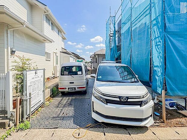 敷地内に駐車スペースがあると、日々の暮らしのをスムーズに運ぶ事が出来ます。（2026年6月撮影）
