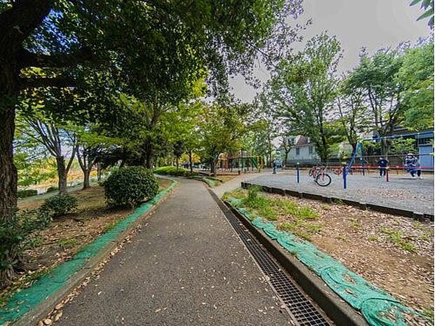 泉田向公園　500m　アスレチックのような楽しい複合遊具のある公園で、子どもたちで賑わいます。 