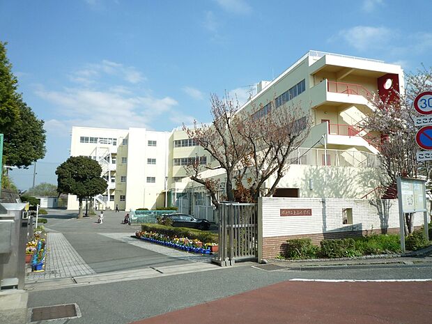 横浜市立上山小学校 500m 徒歩7分。小学校が近いのは子育てファミリーにもおすすめのポイントです。