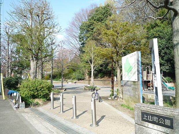 上山町公園 850m 四季折々の花が綺麗に公園を飾っている自然豊かな公園。毎日の暮らしの中に癒しを与えてるスポットです。