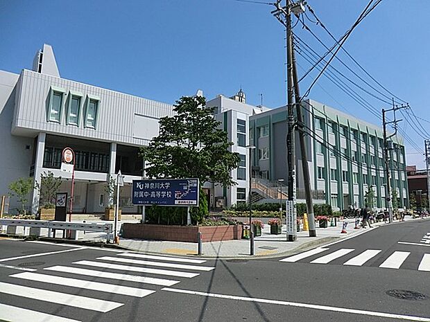横浜市緑区役所　1200m　お引越し後の手続きなど、ご利用されることも多い区役所。月～金曜日の午前8時45分～午後5時開庁。 
