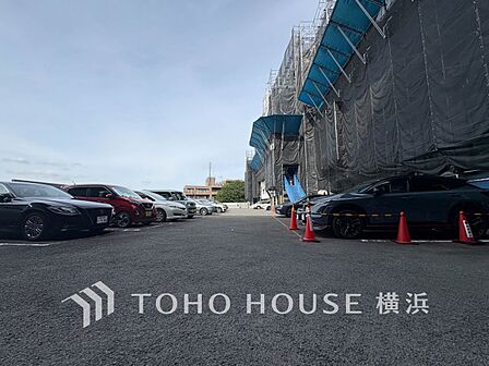 敷地内に駐車スペースがあると日々の暮らしのをスムーズに運ぶ事が出来ます。（空き状況はお問合せ下さい）