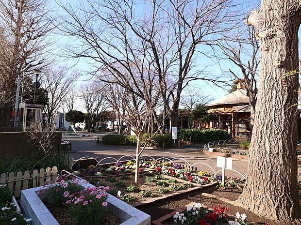 境之谷公園 70m こどもログハウスのある公園。施設室内全体がアスレチックになっていて雨の日も楽しく遊べます。